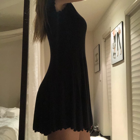 A very flattering black dress - Picture 3 of 3